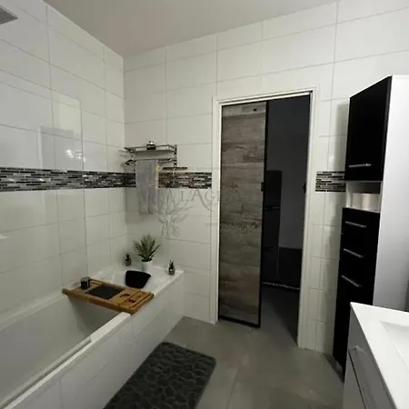 Beau / Clim / Parking / A 200 M *