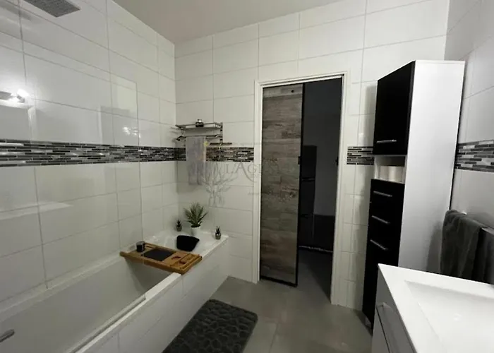 Beau / Clim / Parking / A 200 M *